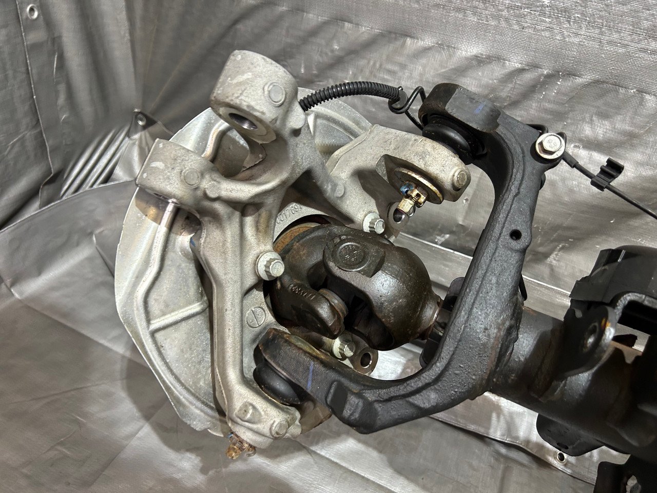 2020-2024 Jeep Gladiator JT Dana M210 Wide Track Front Axle Assembly / 4.10 / 68376929AJ / 28K JT003 - Image 4